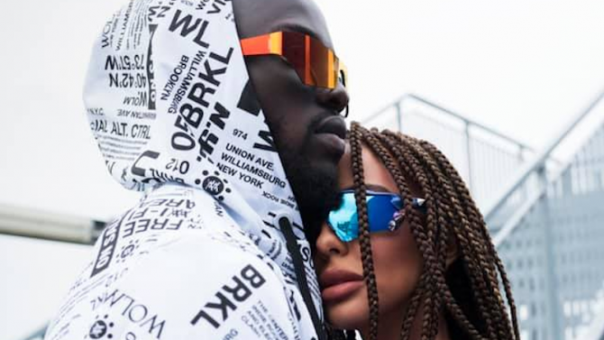 Николета Лозанова се гушка с гамбийски футболист