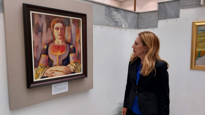 Министър Николова разгледа картините на Майстора в Художествената галерия в Кюстендил