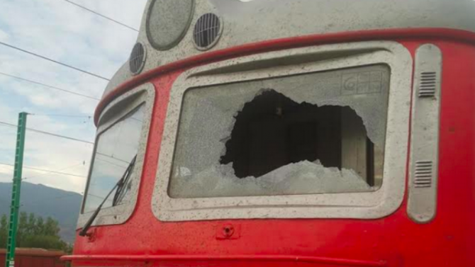 Машинистът на влака с разбито стъкло на локомотива: Преживяхме шок и стрес