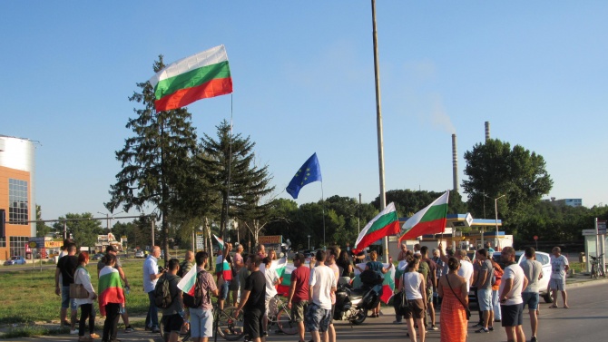 Протестиращи блокираха движението в района на ГКПП "Дунав мост" 