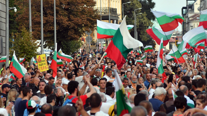 Протестиращи се събраха на трето "Велико народно въстание" в центъра на София