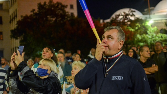 Два протеста в София тази вечер - антиправителствен и срещу Гешев. Пред НДК се състоя контрапротест