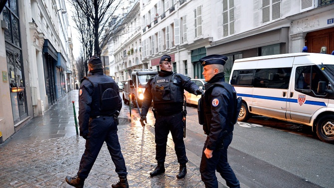 Нападение с нож до старата редакция на "Шарли ебдо" в Париж, има ранени