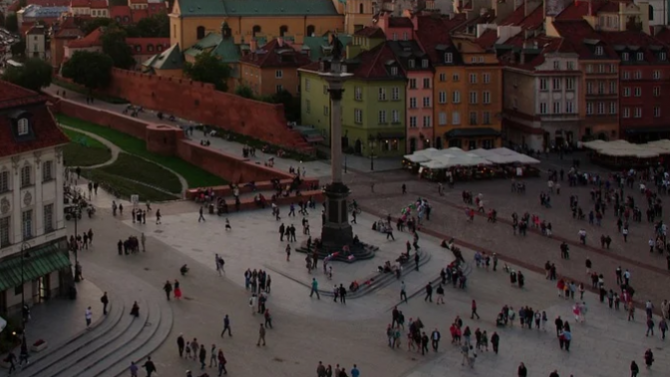 Във Варшава бе открит паметник на папа Йоан Павел Втори, който хвърля парче скала в червена вода