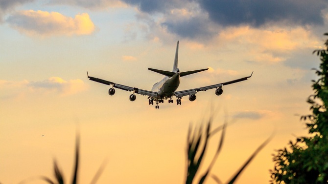 Самолет с близо 200 пътници кацна извънредно в Букурещ