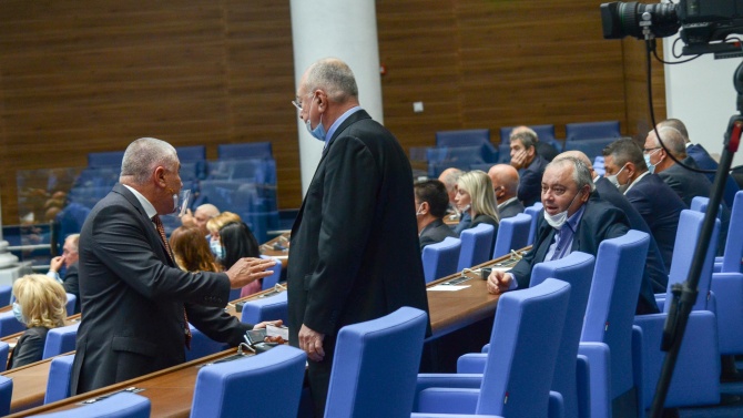 Депутатите изслушват в парламента трима министри