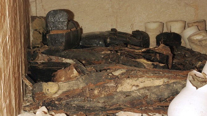 Перфектно запазена мумия на 2500 години в откритите саркофази в Египет