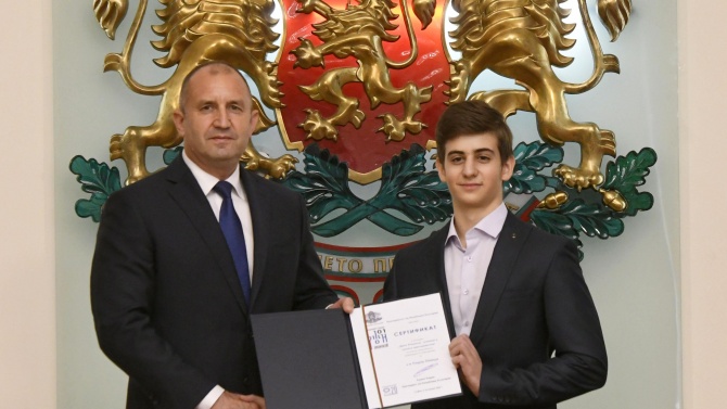 Президентът връчи тазгодишните награди "Джон Атанасов" на изявени млади български учени
