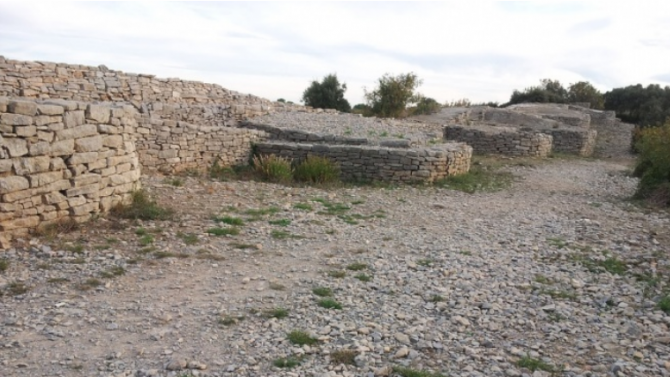 Разкриха представителен архитектурен комплекс от XIII век при разкопки на крепостта "Трапезица"