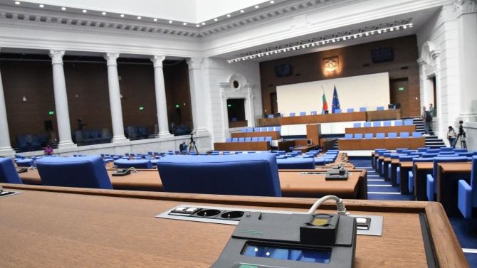 Парламентът се събира на редовното си заседание