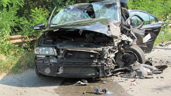 24-годишен шофьор заби колата си в дърво 