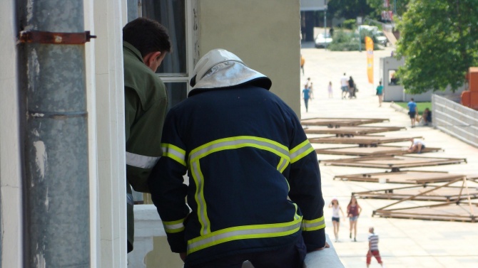 Спасиха живота на мъж, надвиснал от тераса в Нови пазар