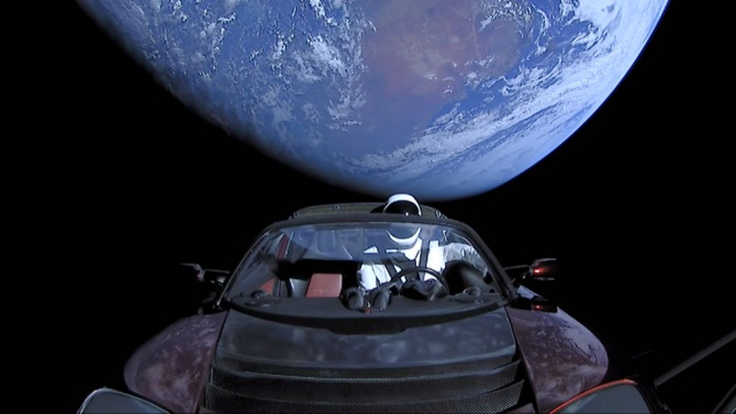 Космическата кола на Илон Мъск се приближава към Марс