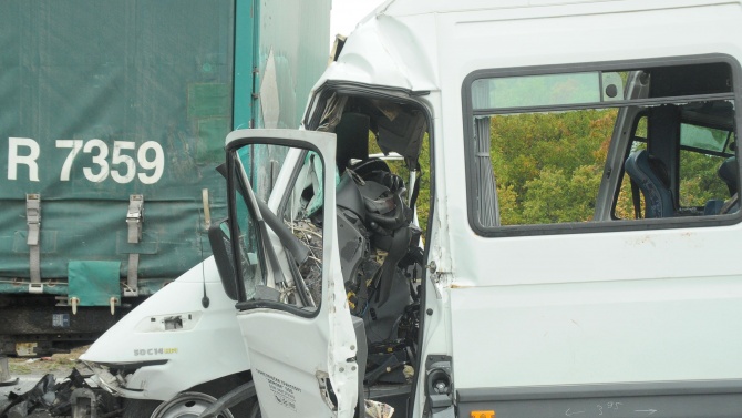 Повдигнаха обвинение на шофьора на тира за тежката катастрофата край Лесово