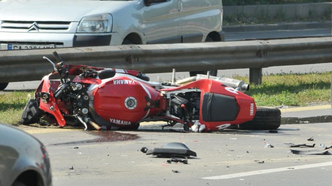 Шофьор на кола отне предимството на мотоциклетист и го прати в болница 