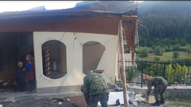 Сухопътни войски оказват помощ на населението в Смолян