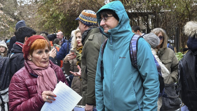 Протестиращи искат РИОСВ-Враца да спре изгарянето на вносни отпадъци в циментовия завод край село Бели извор
