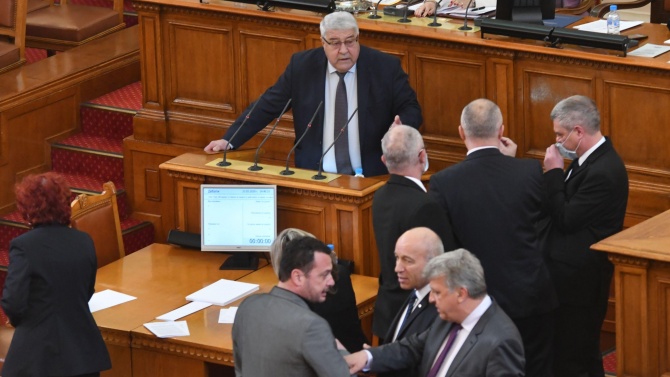 Кражба в парламента: БСП отмъкнали папката на Спас Гърневски от ГЕРБ