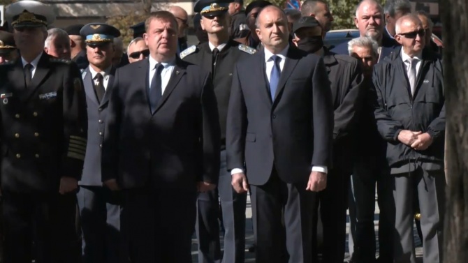 Радев и Каракачанов участваха в церемонията за Деня на военния парашутист