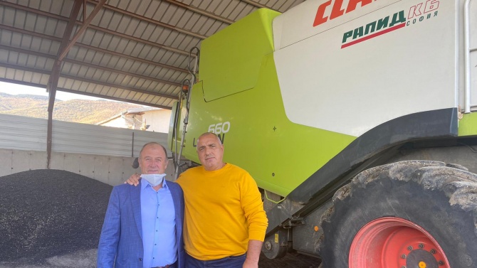 Борисов на посещение в кравеферма, разяснява мерките заради COVID-19