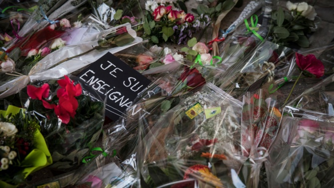 Стотици хиляди по площадите във Франция в памет на убития учител 