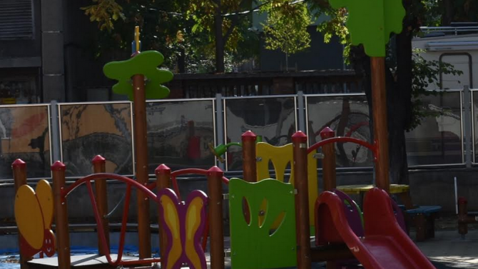 Отремонтирани са почти половината детски площадки в Асеновград