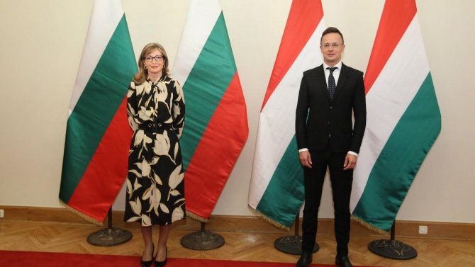 Екатерина Захариева разговаря с унгарския си колега