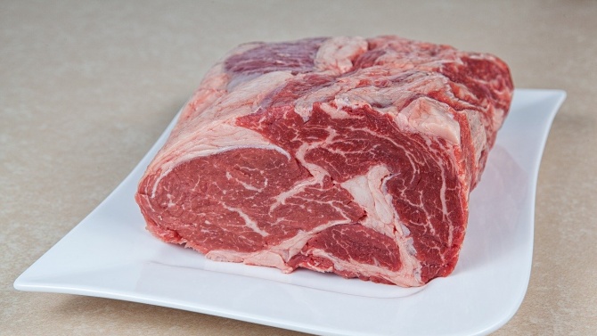 Иззети са 700 килограма месо без документи от магазин в Ракитово 