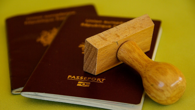 ЕК заплаши България с наказателна процедура за т. нар. "златни паспорти"