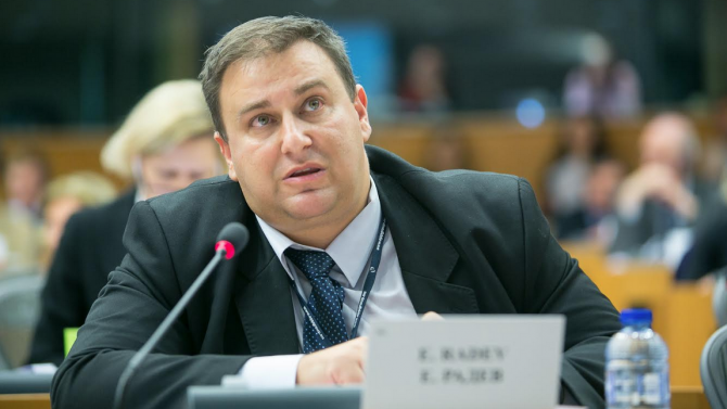 Емил Радев: ЕК трябва да защити България и още три държави от двойния стандарт при визите за САЩ