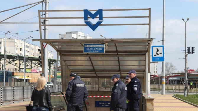 Полиция дебне за маски в метрото и магазините в София 