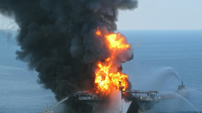 Експлозия на руски танкер в Азовско море, трима моряци са в неизвестност