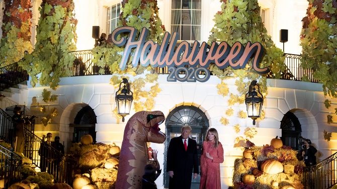 Доналд и Мелания Тръмп отбелязаха Хелоуин в Белия дом
