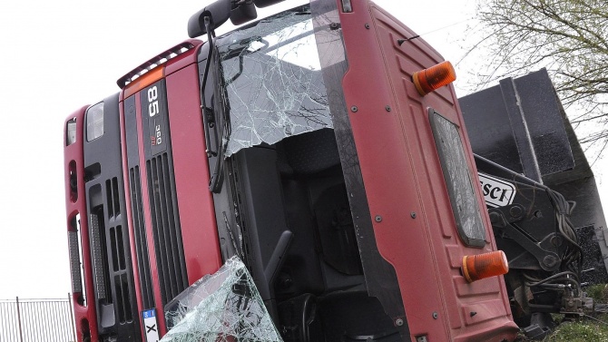 Шофьор на ТИР е с опасност за живота след катастрофа край Разград