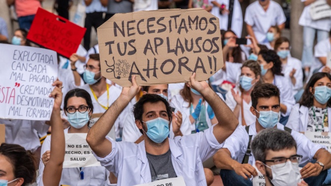Насред пандемия: лекарите в Испания обявиха национална стачка