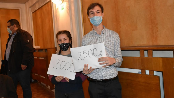 Ученици от Езиковата в Ловеч дариха събраните средства от благотворителен концерт