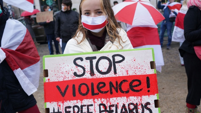 Триста души са арестувани при протести на опозицията в Беларус
