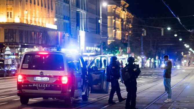 Все още се издирва най-малко един заподозрян за атентатите във Виена