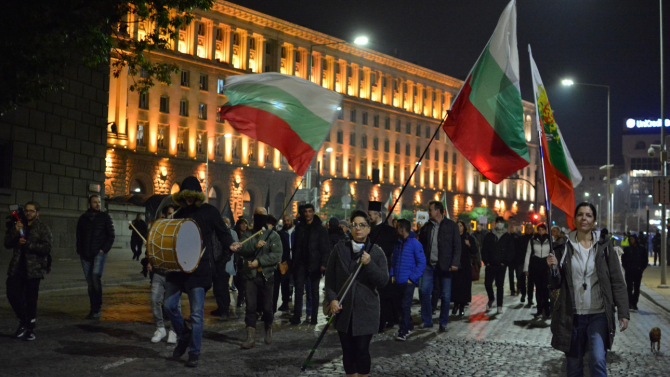 Протестиращи се събраха пред Съдебната палата 