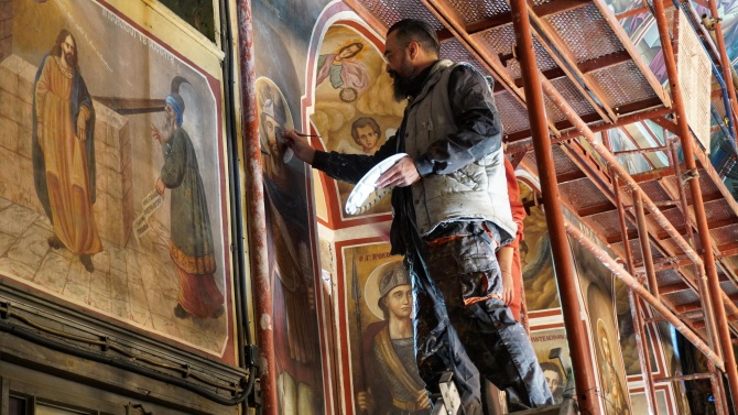 Художници възстановяват стенописи в църквата “Св.Архангел Михаил” в Хасково