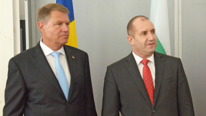 Румен Радев разговаря с румънския си колега