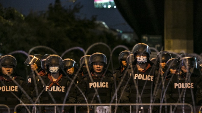 Полицията в Банкок използва водни оръдия срещу протестиращи