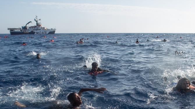 Лодка с мигранти потъна в Егейско море, дете се удави