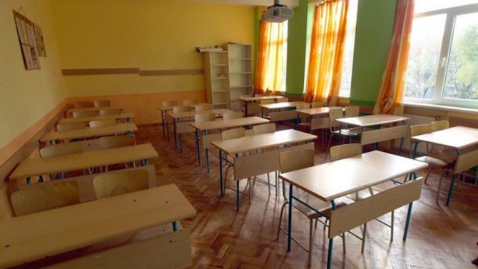 Възстановяват се присъствените занятия за гимназистите в област Сливен 