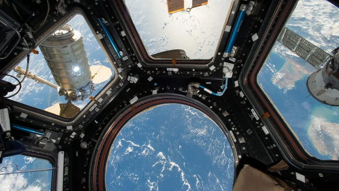 Готови са първите космически туристи, които Space X ще отведе до МКС