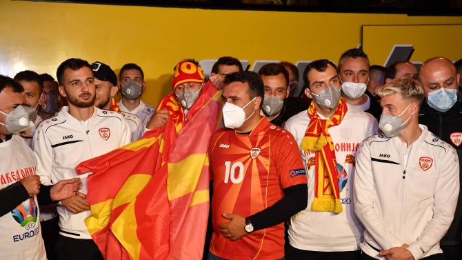 Заев лети от щастие след историческия футболен успех за Северна Македония 