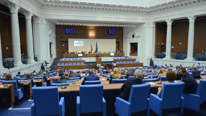Парламентът обсъжда на първо четене промени в Закона за личната помощ