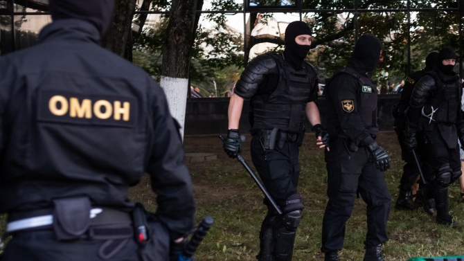 Почина протестиращ беларуски художник, арестуван от полицията
