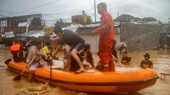 Филипинските спасителни служби се борят да спасят хиляди след тайфуна Вамко