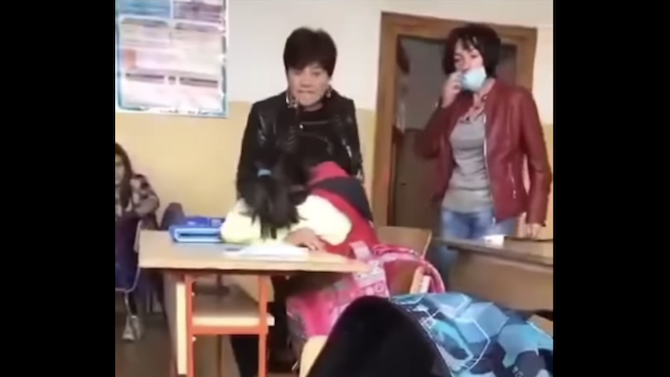 Скандално видео: Учителка бие ученичка в клас